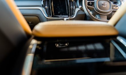【Volvo New V60】インテリアの色は何がいい？-アンバー（キャラメル色）編-