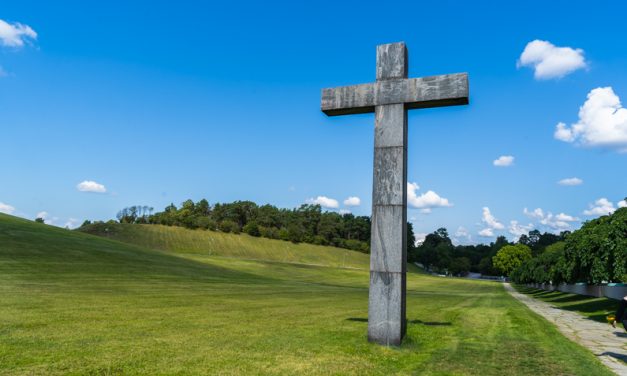 【世界遺産】スウェーデン・ストックホルムの「森の墓地」の聖なるクロス（十字架）と火葬場