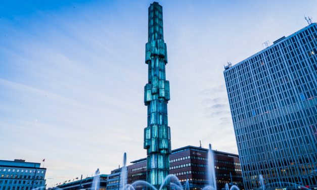 【ストックホルムの象徴】セルゲル広場の噴水とそびえ立つガラスの塔