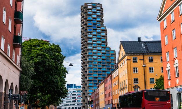 【北欧建築】ストックホルムで最も奇妙なタワマンはインスタ映えしまくるカロリンスカのライバル？